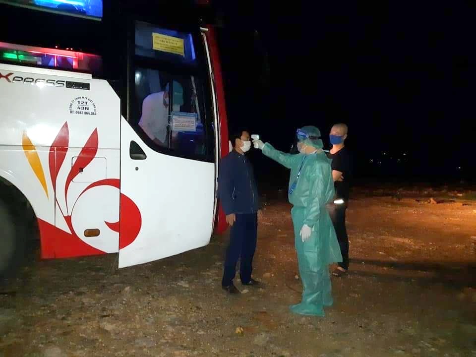 Lực lượng chức năng kiểm tra thân nhiệt cho các hành khách tại Chốt kiểm soát dịch Covid-19 số 1 tại Ngã ba Liên ngành xã Sơn Bình, huyện Tam Đường 